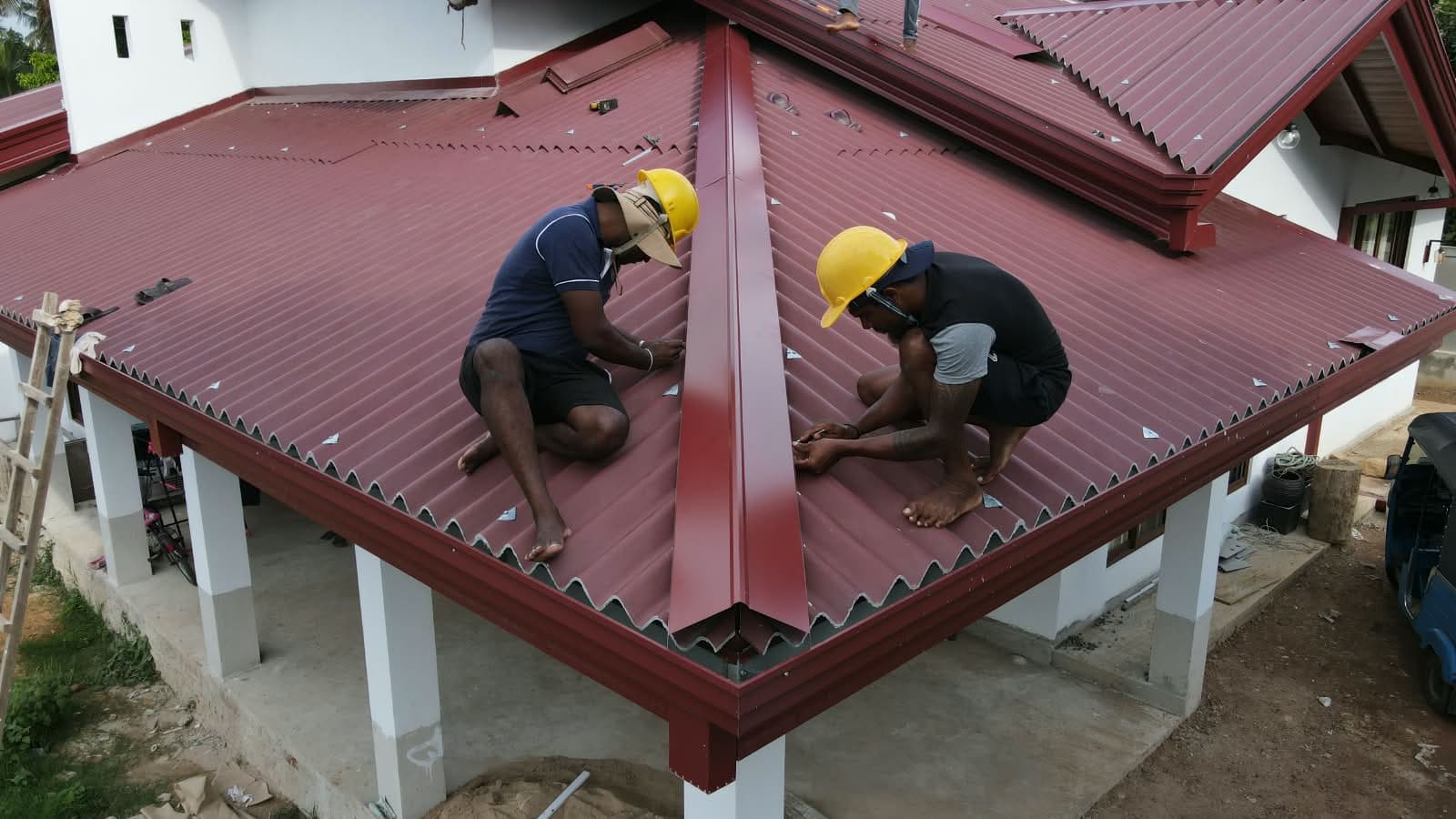හිප් රිජ් කැපිං සවිකිරීම — ෆ්ලෑෂිං සහ නිමාව